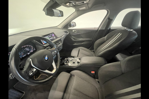 BMW 1-serie 118i Sportline Business Edition Automaat Navigatie Apple Carplay/Android Auto Camera Parkeersensoren Cruise Control Virtual Cockpit Sfeerverlichting Ledverlichting Climate Control Lichtmetalen velgen