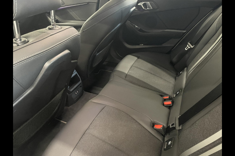 BMW 1-serie 118i Sportline Business Edition Automaat Navigatie Apple Carplay/Android Auto Camera Parkeersensoren Cruise Control Virtual Cockpit Sfeerverlichting Ledverlichting Climate Control Lichtmetalen velgen
