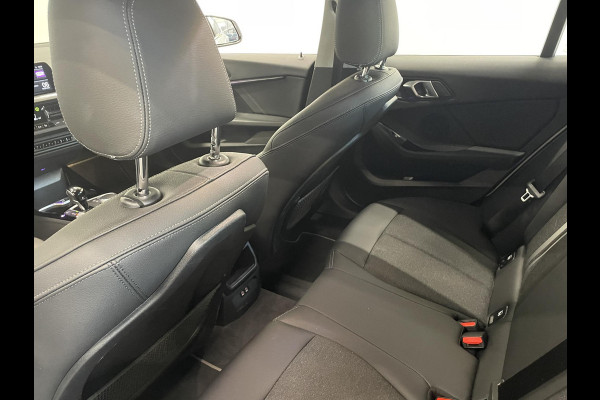 BMW 1-serie 118i Sportline Business Edition Automaat Navigatie Apple Carplay/Android Auto Camera Parkeersensoren Cruise Control Virtual Cockpit Sfeerverlichting Ledverlichting Climate Control Lichtmetalen velgen