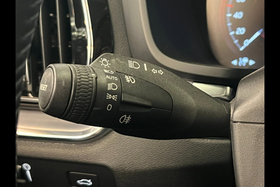 Volvo V60 2.0 T5 Momentum / NL-auto / CarPlay / Leder / Trekhaak
