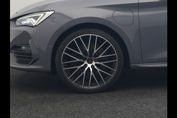 CUPRA Leon 1.4 e-Hybrid VZ Copper Edition PHEV 245pk Dealer O.H PHEV | Panodak | Adaptive Cruise | Sportstoelen Memory & Verwarmd | Sfeerverlichting | Apple Carplay | Blis | Keyless | Stuur Verwarmd | Navigatie | Virtual | DAB | Plug In Hybrid