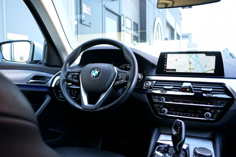 BMW 5 Serie Touring 520i High Executive *NL AUTO / DEALER OH* + MEMORY / HEAD-UP