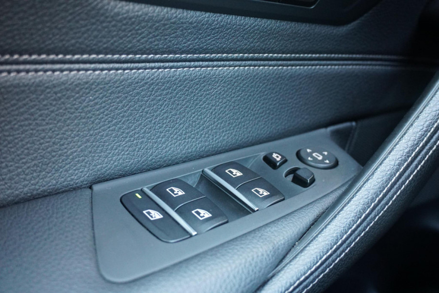 BMW 5 Serie Touring 520i High Executive *NL AUTO / DEALER OH* + MEMORY / HEAD-UP