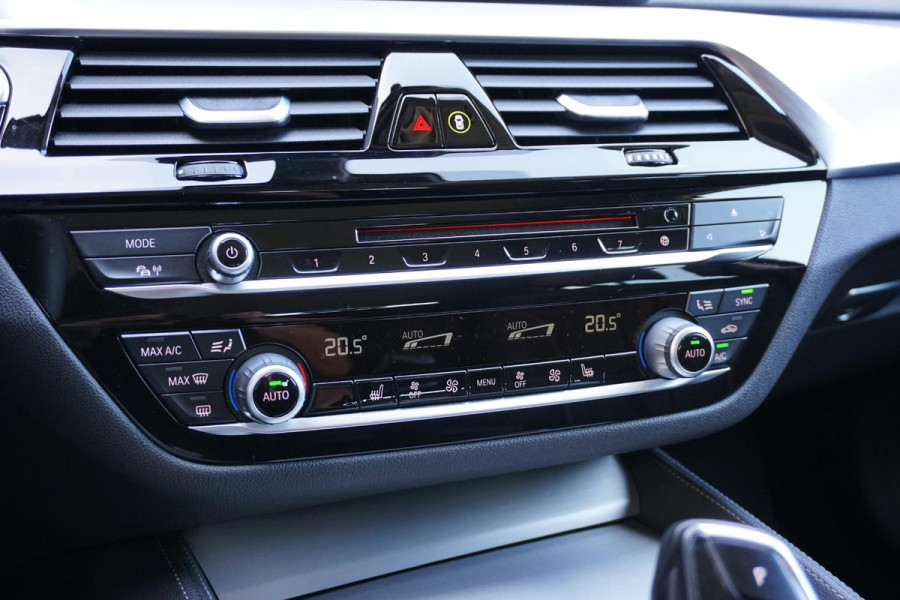 BMW 5 Serie Touring 520i High Executive *NL AUTO / DEALER OH* + MEMORY / HEAD-UP