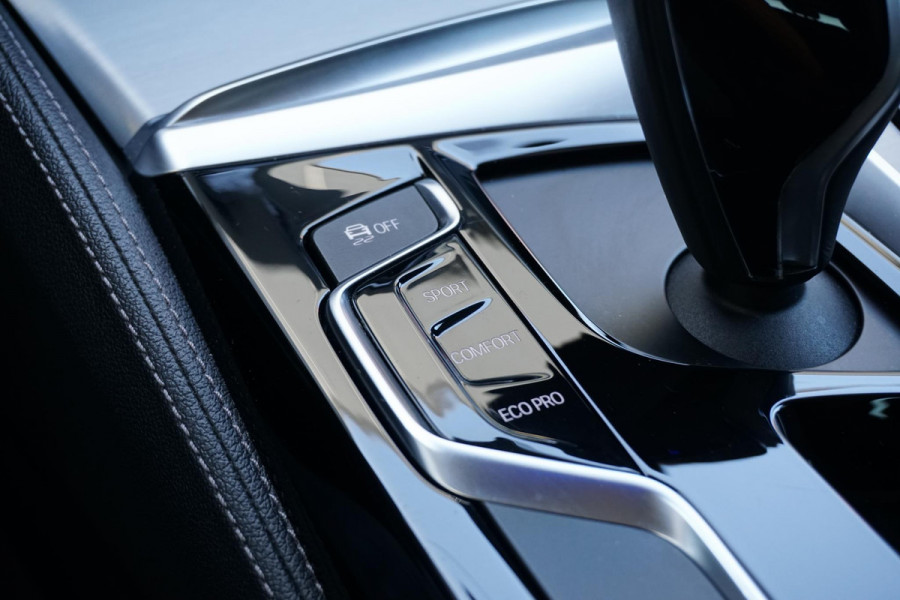 BMW 5 Serie Touring 520i High Executive *NL AUTO / DEALER OH* + MEMORY / HEAD-UP