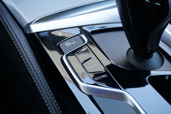 BMW 5 Serie Touring 520i High Executive *NL AUTO / DEALER OH* + MEMORY / HEAD-UP