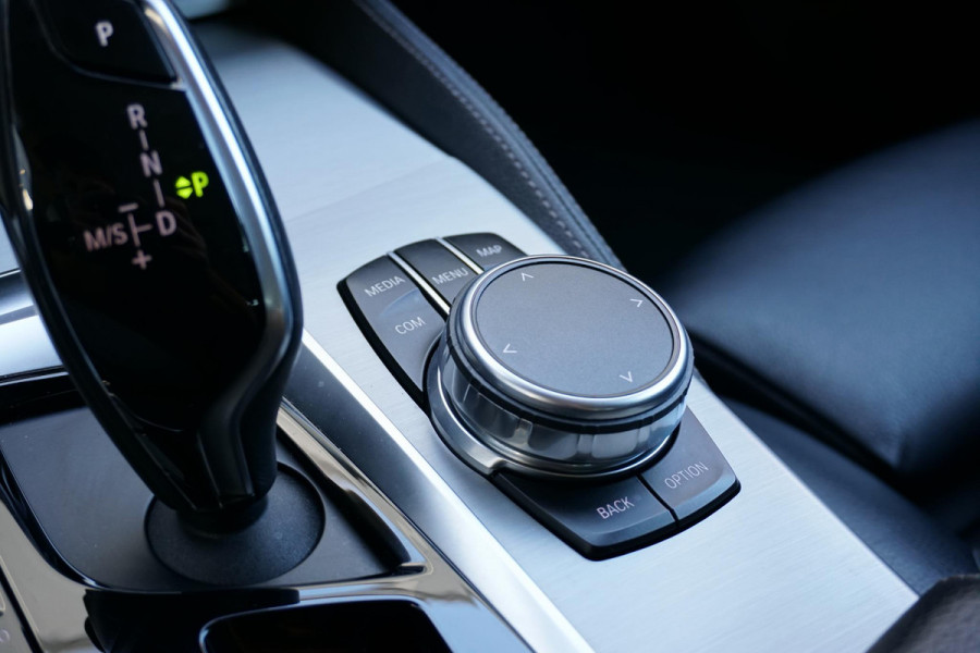 BMW 5 Serie Touring 520i High Executive *NL AUTO / DEALER OH* + MEMORY / HEAD-UP