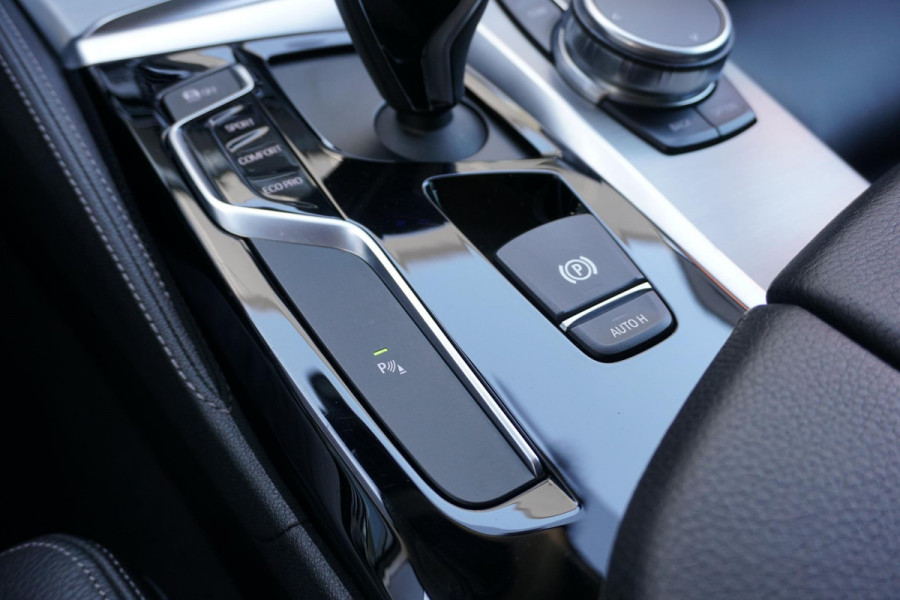 BMW 5 Serie Touring 520i High Executive *NL AUTO / DEALER OH* + MEMORY / HEAD-UP