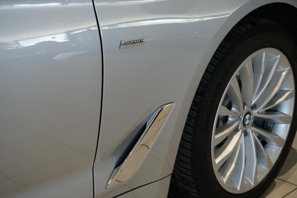 BMW 5 Serie Touring 520i High Executive *NL AUTO / DEALER OH* + MEMORY / HEAD-UP