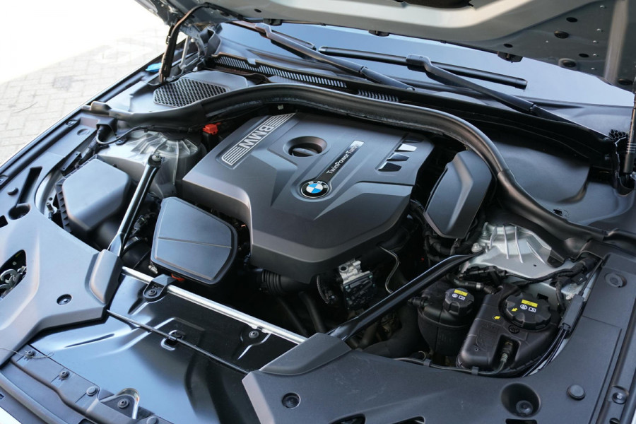 BMW 5 Serie Touring 520i High Executive *NL AUTO / DEALER OH* + MEMORY / HEAD-UP