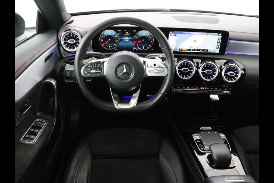 Mercedes-Benz CLA-Klasse 180 AMG Line | Panoramadak | Carplay | Leder/Alcantara | Stoelverwarming | Navigatie | Keyless | Camera | Full LED | Sportstoelen | Widescreen | Sfeerverlichting | Climate control