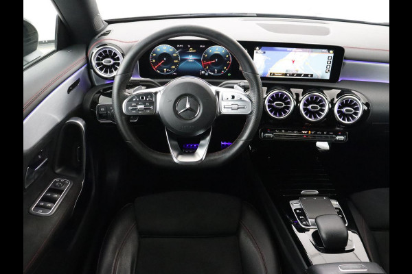 Mercedes-Benz CLA-Klasse 180 AMG Line | Panoramadak | Carplay | Leder/Alcantara | Stoelverwarming | Navigatie | Keyless | Camera | Full LED | Sportstoelen | Widescreen | Sfeerverlichting | Climate control