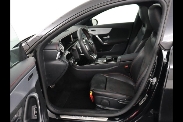 Mercedes-Benz CLA-Klasse 180 AMG Line | Panoramadak | Carplay | Leder/Alcantara | Stoelverwarming | Navigatie | Keyless | Camera | Full LED | Sportstoelen | Widescreen | Sfeerverlichting | Climate control