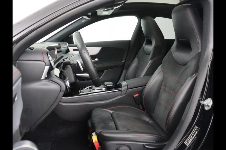 Mercedes-Benz CLA-Klasse 180 AMG Line | Panoramadak | Carplay | Leder/Alcantara | Stoelverwarming | Navigatie | Keyless | Camera | Full LED | Sportstoelen | Widescreen | Sfeerverlichting | Climate control