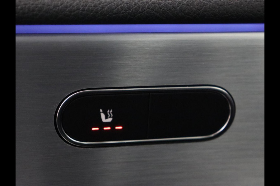 Mercedes-Benz CLA-Klasse 180 AMG Line | Panoramadak | Carplay | Leder/Alcantara | Stoelverwarming | Navigatie | Keyless | Camera | Full LED | Sportstoelen | Widescreen | Sfeerverlichting | Climate control