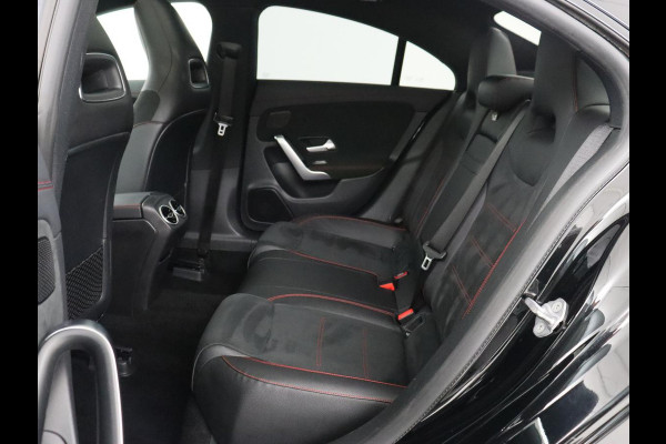 Mercedes-Benz CLA-Klasse 180 AMG Line | Panoramadak | Carplay | Leder/Alcantara | Stoelverwarming | Navigatie | Keyless | Camera | Full LED | Sportstoelen | Widescreen | Sfeerverlichting | Climate control