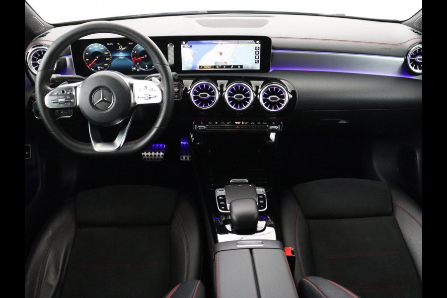 Mercedes-Benz CLA-Klasse 180 AMG Line | Panoramadak | Carplay | Leder/Alcantara | Stoelverwarming | Navigatie | Keyless | Camera | Full LED | Sportstoelen | Widescreen | Sfeerverlichting | Climate control