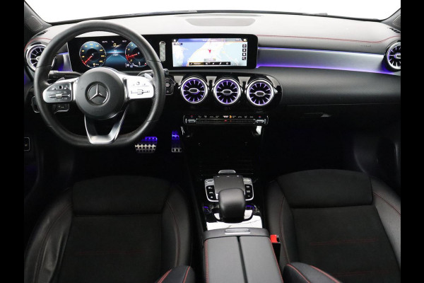 Mercedes-Benz CLA-Klasse 180 AMG Line | Panoramadak | Carplay | Leder/Alcantara | Stoelverwarming | Navigatie | Keyless | Camera | Full LED | Sportstoelen | Widescreen | Sfeerverlichting | Climate control