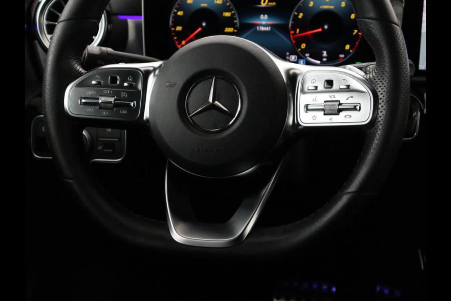 Mercedes-Benz CLA-Klasse 180 AMG Line | Panoramadak | Carplay | Leder/Alcantara | Stoelverwarming | Navigatie | Keyless | Camera | Full LED | Sportstoelen | Widescreen | Sfeerverlichting | Climate control
