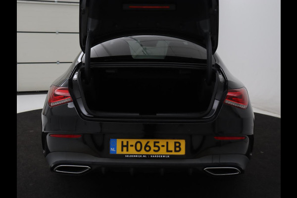 Mercedes-Benz CLA-Klasse 180 AMG Line | Panoramadak | Carplay | Leder/Alcantara | Stoelverwarming | Navigatie | Keyless | Camera | Full LED | Sportstoelen | Widescreen | Sfeerverlichting | Climate control