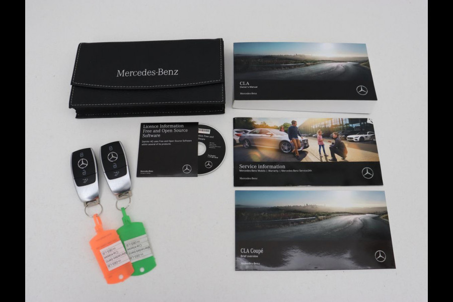 Mercedes-Benz CLA-Klasse 180 AMG Line | Panoramadak | Carplay | Leder/Alcantara | Stoelverwarming | Navigatie | Keyless | Camera | Full LED | Sportstoelen | Widescreen | Sfeerverlichting | Climate control