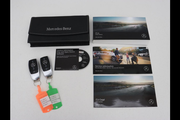 Mercedes-Benz CLA-Klasse 180 AMG Line | Panoramadak | Carplay | Leder/Alcantara | Stoelverwarming | Navigatie | Keyless | Camera | Full LED | Sportstoelen | Widescreen | Sfeerverlichting | Climate control