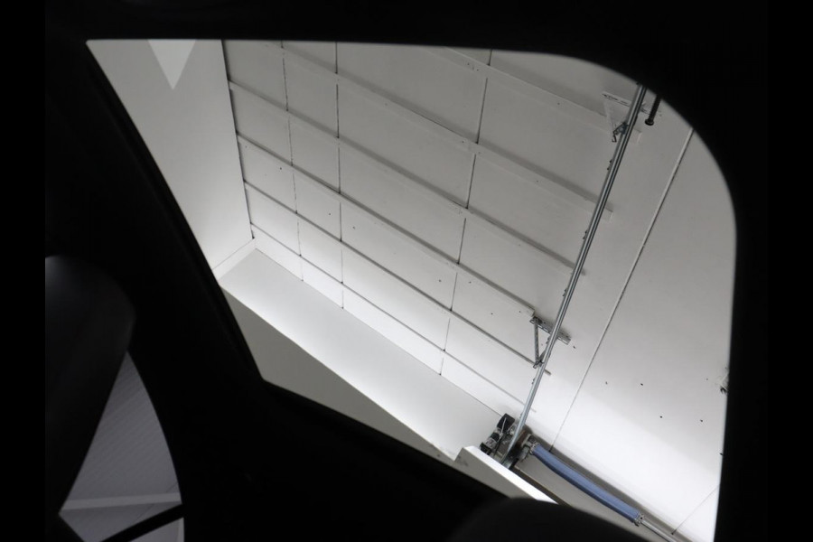 Mercedes-Benz CLA-Klasse 180 AMG Line | Panoramadak | Carplay | Leder/Alcantara | Stoelverwarming | Navigatie | Keyless | Camera | Full LED | Sportstoelen | Widescreen | Sfeerverlichting | Climate control