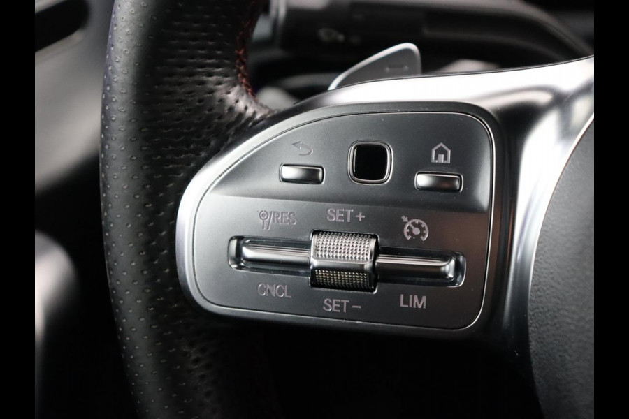 Mercedes-Benz CLA-Klasse 180 AMG Line | Panoramadak | Carplay | Leder/Alcantara | Stoelverwarming | Navigatie | Keyless | Camera | Full LED | Sportstoelen | Widescreen | Sfeerverlichting | Climate control