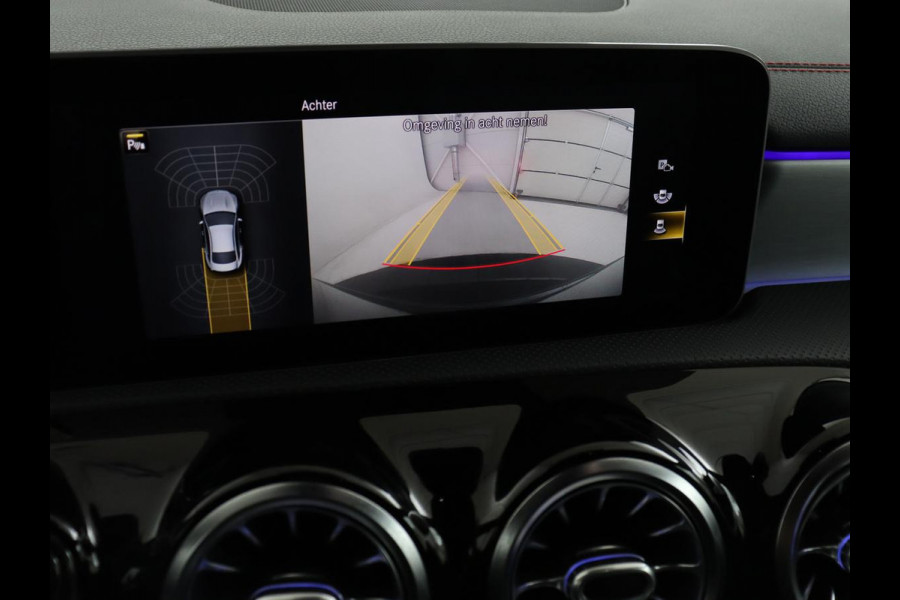 Mercedes-Benz CLA-Klasse 180 AMG Line | Panoramadak | Carplay | Leder/Alcantara | Stoelverwarming | Navigatie | Keyless | Camera | Full LED | Sportstoelen | Widescreen | Sfeerverlichting | Climate control