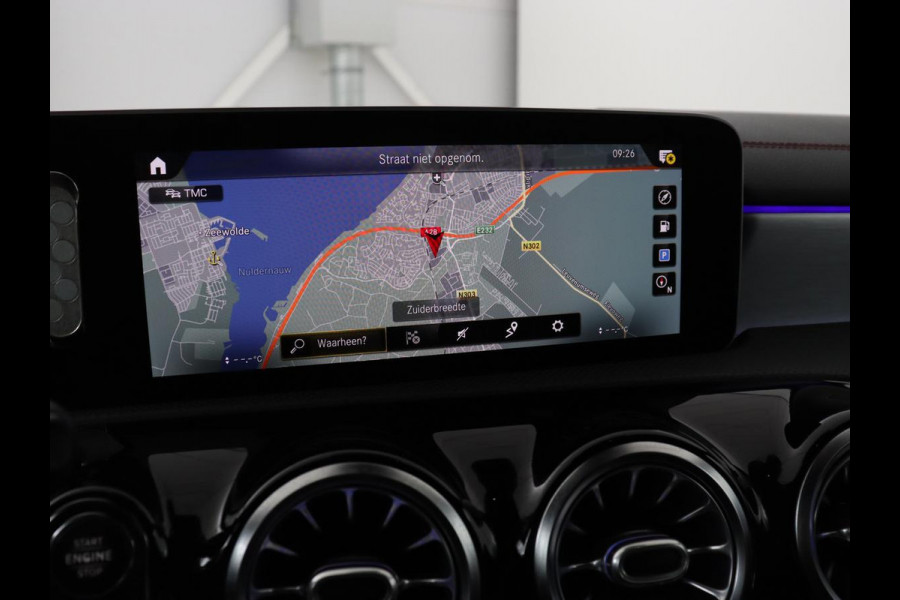 Mercedes-Benz CLA-Klasse 180 AMG Line | Panoramadak | Carplay | Leder/Alcantara | Stoelverwarming | Navigatie | Keyless | Camera | Full LED | Sportstoelen | Widescreen | Sfeerverlichting | Climate control