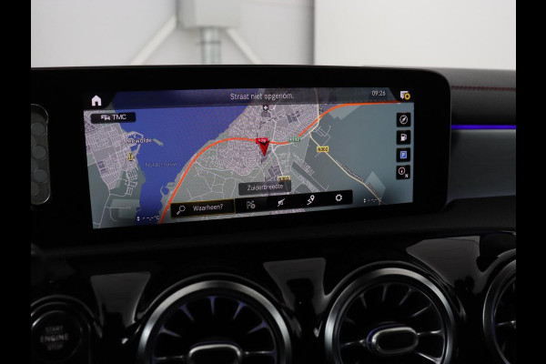 Mercedes-Benz CLA-Klasse 180 AMG Line | Panoramadak | Carplay | Leder/Alcantara | Stoelverwarming | Navigatie | Keyless | Camera | Full LED | Sportstoelen | Widescreen | Sfeerverlichting | Climate control