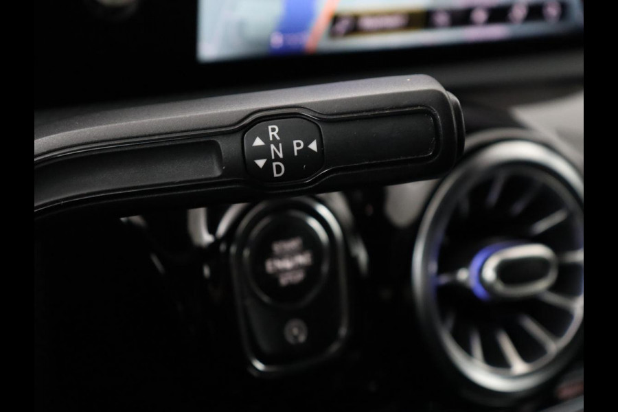 Mercedes-Benz CLA-Klasse 180 AMG Line | Panoramadak | Carplay | Leder/Alcantara | Stoelverwarming | Navigatie | Keyless | Camera | Full LED | Sportstoelen | Widescreen | Sfeerverlichting | Climate control