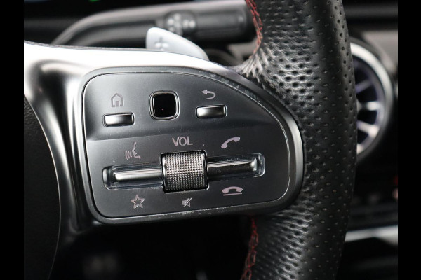 Mercedes-Benz CLA-Klasse 180 AMG Line | Panoramadak | Carplay | Leder/Alcantara | Stoelverwarming | Navigatie | Keyless | Camera | Full LED | Sportstoelen | Widescreen | Sfeerverlichting | Climate control