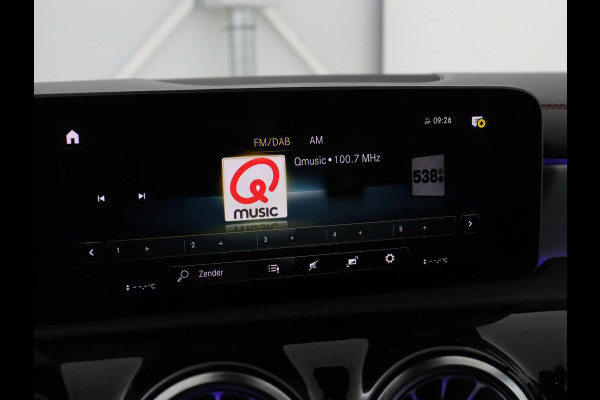 Mercedes-Benz CLA-Klasse 180 AMG Line | Panoramadak | Carplay | Leder/Alcantara | Stoelverwarming | Navigatie | Keyless | Camera | Full LED | Sportstoelen | Widescreen | Sfeerverlichting | Climate control