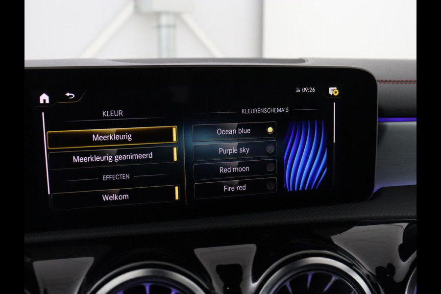 Mercedes-Benz CLA-Klasse 180 AMG Line | Panoramadak | Carplay | Leder/Alcantara | Stoelverwarming | Navigatie | Keyless | Camera | Full LED | Sportstoelen | Widescreen | Sfeerverlichting | Climate control