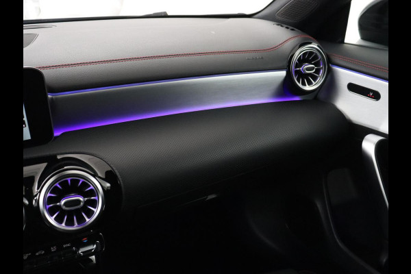 Mercedes-Benz CLA-Klasse 180 AMG Line | Panoramadak | Carplay | Leder/Alcantara | Stoelverwarming | Navigatie | Keyless | Camera | Full LED | Sportstoelen | Widescreen | Sfeerverlichting | Climate control