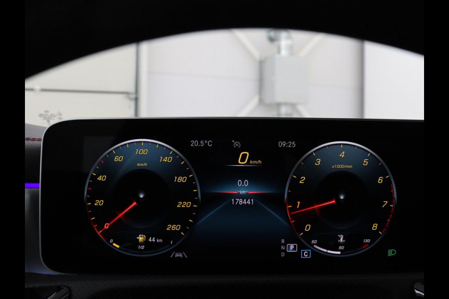 Mercedes-Benz CLA-Klasse 180 AMG Line | Panoramadak | Carplay | Leder/Alcantara | Stoelverwarming | Navigatie | Keyless | Camera | Full LED | Sportstoelen | Widescreen | Sfeerverlichting | Climate control