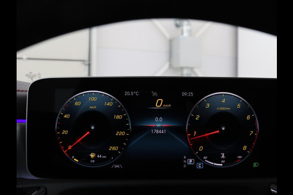 Mercedes-Benz CLA-Klasse 180 AMG Line | Panoramadak | Carplay | Leder/Alcantara | Stoelverwarming | Navigatie | Keyless | Camera | Full LED | Sportstoelen | Widescreen | Sfeerverlichting | Climate control