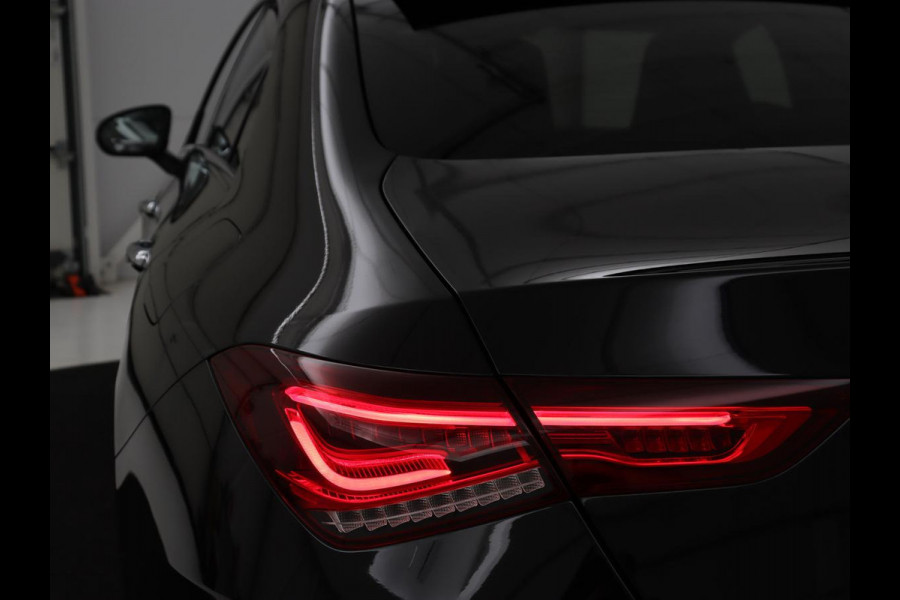 Mercedes-Benz CLA-Klasse 180 AMG Line | Panoramadak | Carplay | Leder/Alcantara | Stoelverwarming | Navigatie | Keyless | Camera | Full LED | Sportstoelen | Widescreen | Sfeerverlichting | Climate control