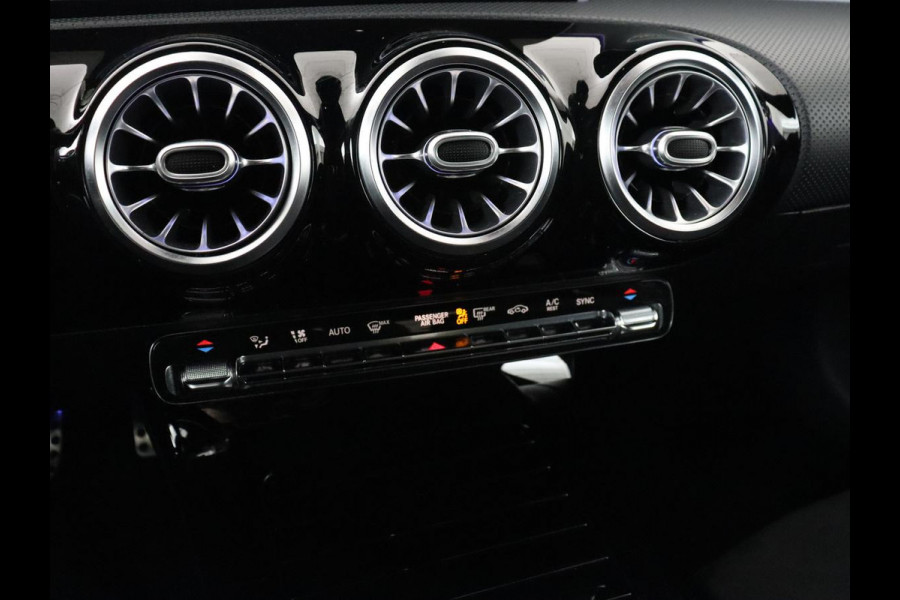 Mercedes-Benz CLA-Klasse 180 AMG Line | Panoramadak | Carplay | Leder/Alcantara | Stoelverwarming | Navigatie | Keyless | Camera | Full LED | Sportstoelen | Widescreen | Sfeerverlichting | Climate control