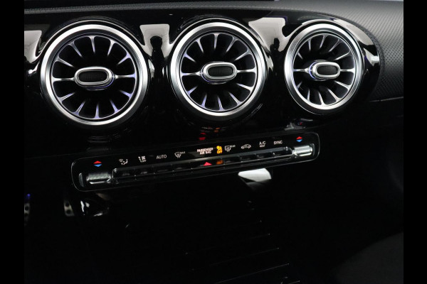 Mercedes-Benz CLA-Klasse 180 AMG Line | Panoramadak | Carplay | Leder/Alcantara | Stoelverwarming | Navigatie | Keyless | Camera | Full LED | Sportstoelen | Widescreen | Sfeerverlichting | Climate control