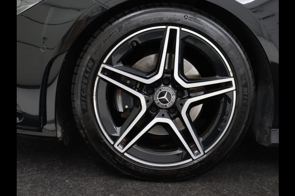 Mercedes-Benz CLA-Klasse 180 AMG Line | Panoramadak | Carplay | Leder/Alcantara | Stoelverwarming | Navigatie | Keyless | Camera | Full LED | Sportstoelen | Widescreen | Sfeerverlichting | Climate control