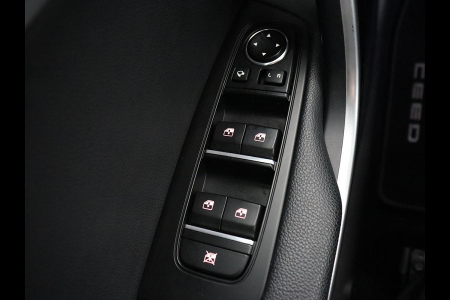 Kia Ceed 1.6 GDI PHEV DynamicPlusLine | Trekhaak | Stoelverwarming | Adaptive cruise | Camera | Carplay | Half leder | Full LED | Keyless | File Assistent | Navigatie | Plug In