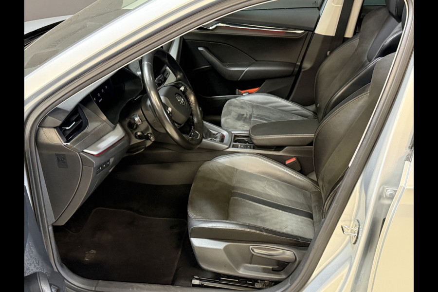 Škoda Octavia Combi 1.5 TSI First Edition | Facelift | Crystal Light | Panoramadak | Trekhaak | Apple Carplay