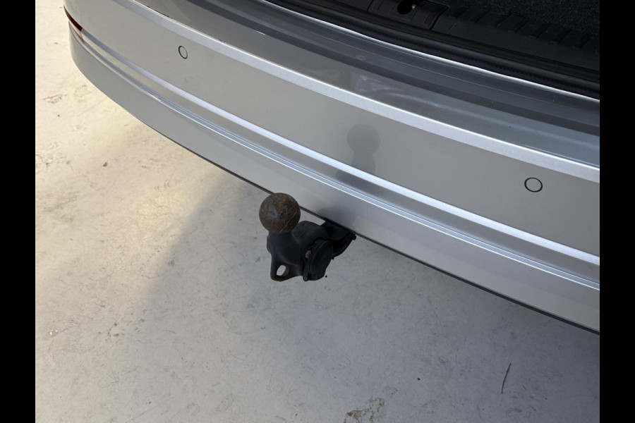 Škoda Octavia Combi 1.5 TSI First Edition | Facelift | Crystal Light | Panoramadak | Trekhaak | Apple Carplay