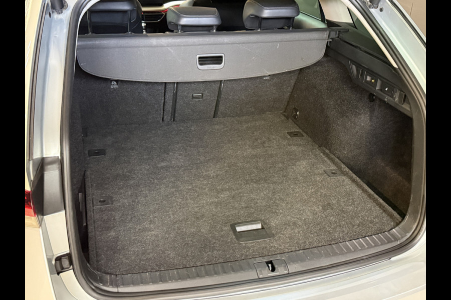 Škoda Octavia Combi 1.5 TSI First Edition | Facelift | Crystal Light | Panoramadak | Trekhaak | Apple Carplay