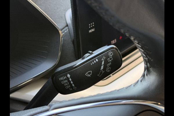 Škoda Octavia Combi 1.5 TSI First Edition | Facelift | Crystal Light | Panoramadak | Trekhaak | Apple Carplay