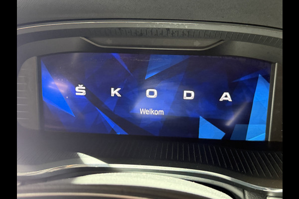 Škoda Octavia Combi 1.5 TSI First Edition | Facelift | Crystal Light | Panoramadak | Trekhaak | Apple Carplay