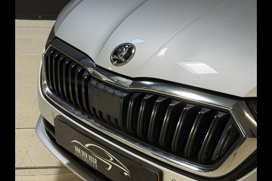 Škoda Octavia Combi 1.5 TSI First Edition | Facelift | Crystal Light | Panoramadak | Trekhaak | Apple Carplay