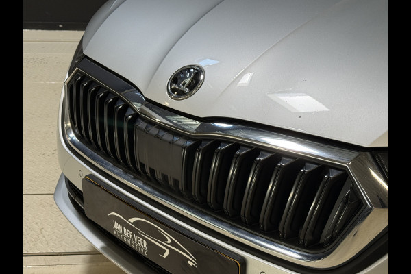 Škoda Octavia Combi 1.5 TSI First Edition | Facelift | Crystal Light | Panoramadak | Trekhaak | Apple Carplay